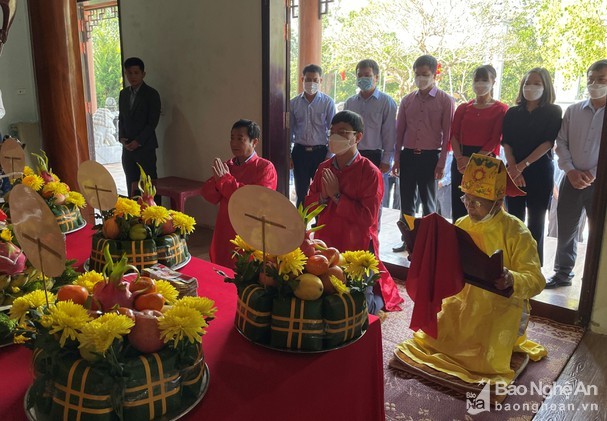 Tại Nghệ An, sáng 9/4, Thị ủy, HĐND, UBND, Ủy ban MTTQ cùng các, ban, ngành, đoàn thể, lãnh đạo các xã, phường trên địa bàn thị xã Thái Hòa đã tổ chức lễ dâng hương bái vọng dịp Giỗ Tổ Vua Hùng tại đền thờ Làng Vạc thuộc phường Long Sơn. Tại Nghệ An, sáng 9/4, Thị ủy, HĐND, UBND, Ủy ban MTTQ cùng các, ban, ngành, đoàn thể, lãnh đạo các xã, phường trên địa bàn thị xã Thái Hòa đã tổ chức lễ dâng hương bái vọng dịp Giỗ Tổ Vua Hùng tại đền thờ Làng Vạc thuộc phường Long Sơn.