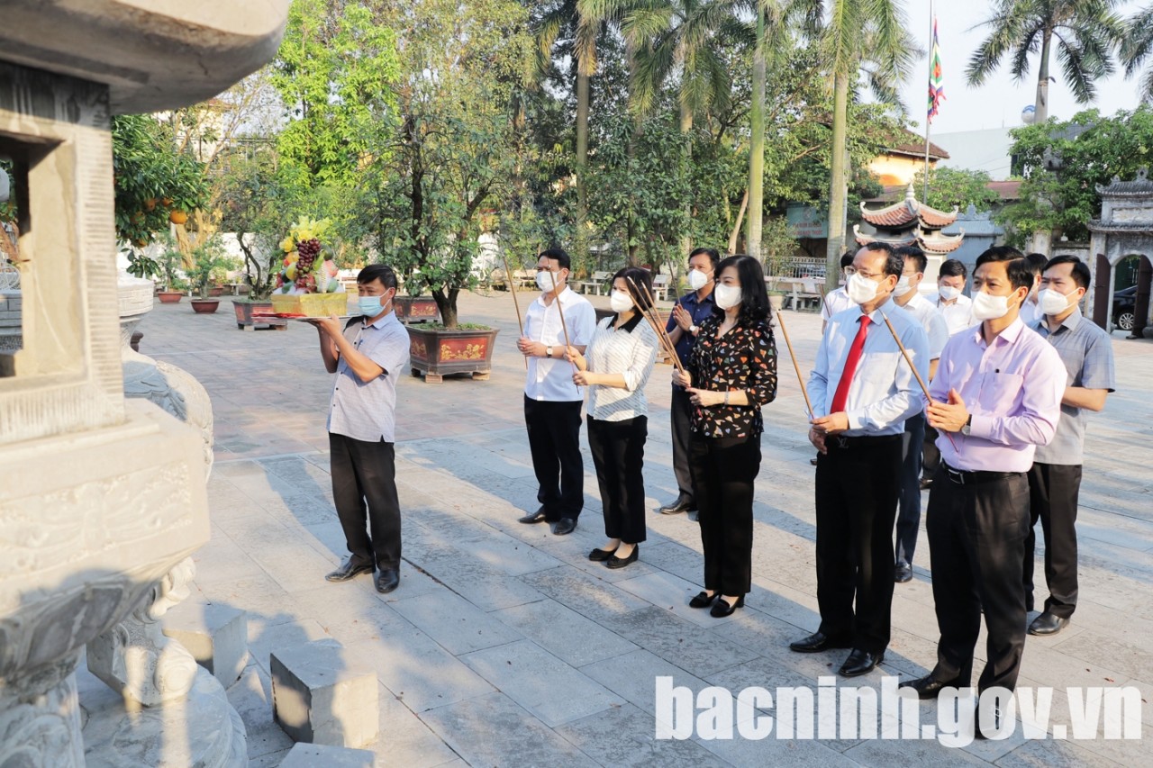 Nhân dịp Giỗ Tổ Hùng Vương, đoàn đại biểu của Tỉnh uỷ, HĐND, UBND, Ủy ban MTTQ tỉnh do bà Đào Hồng Lan, Ủy viên T.Ư Đảng, Bí thư Tỉnh uỷ, Trưởng Đoàn Đại biểu Quốc hội tỉnh dẫn đầu đến dâng hương tại Đền thờ và Lăng thờ Đức Thuỷ tổ Kinh Dương Vương (thôn Á Lữ, Đại Đồng Thành, Thuận Thành). Ảnh: Cổng TTĐT tỉnh Bắc Ninh Nhân dịp Giỗ Tổ Hùng Vương, đoàn đại biểu của Tỉnh uỷ, HĐND, UBND, Ủy ban MTTQ tỉnh do bà Đào Hồng Lan, Ủy viên T.Ư Đảng, Bí thư Tỉnh uỷ, Trưởng Đoàn Đại biểu Quốc hội tỉnh dẫn đầu đến dâng hương tại Đền thờ và Lăng thờ Đức Thuỷ tổ Kinh Dương Vương (thôn Á Lữ, Đại Đồng Thành, Thuận Thành). Ảnh: Cổng TTĐT tỉnh Bắc Ninh