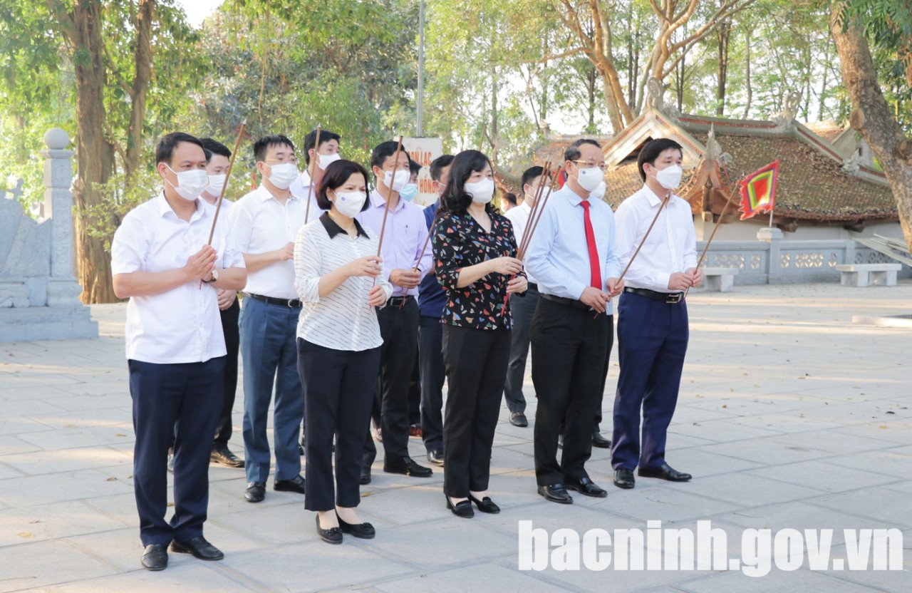 Trong không khí trang nghiêm, Bí thư Tỉnh ủy Đào Hồng Lan cùng các thành viên trong Đoàn đã thành kính dâng hương, tri ân công đức Thủy tổ Kinh Dương Vương, Lạc Long Quân - Âu Cơ, các vị Vua Hùng trong việc khai sinh mở nước; cầu cho quốc thái dân an, mọi người, mọi nhà được mạnh khỏe, bình an, ấm no, hạnh phúc. Đồng thời, nguyện tiếp tục phát huy tinh thần đoàn kết, thống nhất, đẩy mạnh các phong trào thi đua yêu nước, thực hiện thắng lợi các nhiệm vụ chính trị của tỉnh, xây dựng quê hương Bắc Ninh ngày càng giàu đẹp, văn minh và sớm trở thành thành phố trực thuộc Trung ương. Ảnh: Cổng TTĐT tỉnh Bắc Ninh Trong không khí trang nghiêm, Bí thư Tỉnh ủy Đào Hồng Lan cùng các thành viên trong Đoàn đã thành kính dâng hương, tri ân công đức Thủy tổ Kinh Dương Vương, Lạc Long Quân - Âu Cơ, các vị Vua Hùng trong việc khai sinh mở nước; cầu cho quốc thái dân an, mọi người, mọi nhà được mạnh khỏe, bình an, ấm no, hạnh phúc. Đồng thời, nguyện tiếp tục phát huy tinh thần đoàn kết, thống nhất, đẩy mạnh các phong trào thi đua yêu nước, thực hiện thắng lợi các nhiệm vụ chính trị của tỉnh, xây dựng quê hương Bắc Ninh ngày càng giàu đẹp, văn minh và sớm trở thành thành phố trực thuộc Trung ương. Ảnh: Cổng TTĐT tỉnh Bắc Ninh