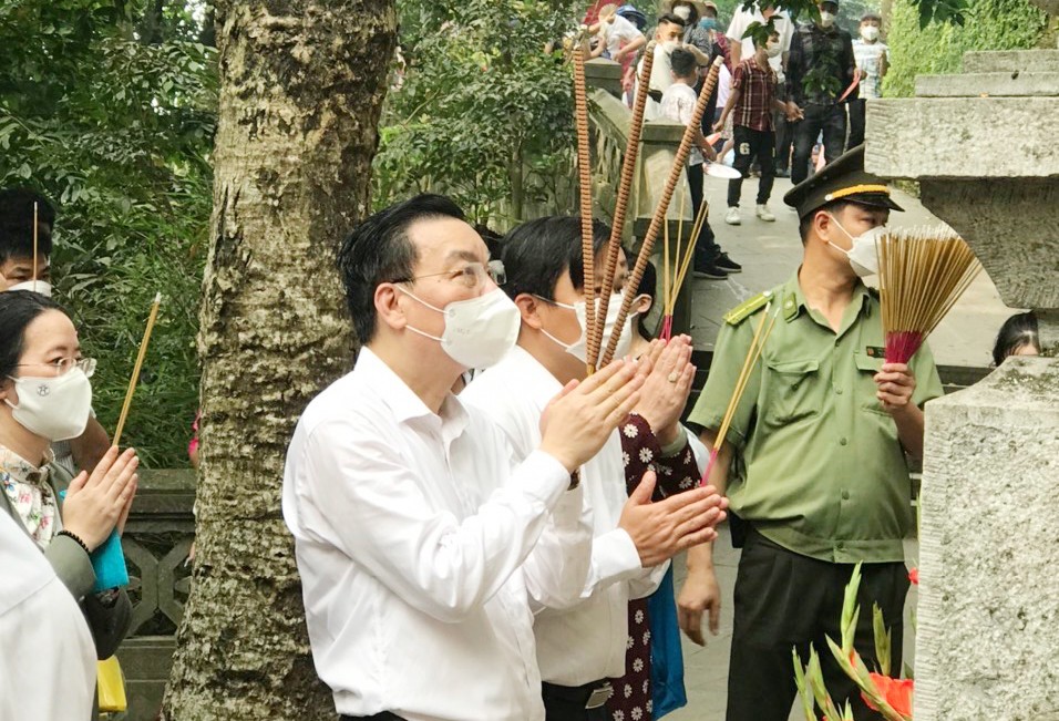 Tại Hà Nội, ngày 9/4, Đoàn Đại biểu thành phố Hà Nội, do Chủ tịch UBND thành phố Chu Ngọc Anh dẫn đầu, đã đến dâng hương tưởng niệm các Vua Hùng tại Khu di tích lịch sử Đền Hùng (tỉnh Phú Thọ). Ảnh: Hà Nội mới Tại Hà Nội, ngày 9/4, Đoàn Đại biểu thành phố Hà Nội, do Chủ tịch UBND thành phố Chu Ngọc Anh dẫn đầu, đã đến dâng hương tưởng niệm các Vua Hùng tại Khu di tích lịch sử Đền Hùng (tỉnh Phú Thọ). Ảnh: Hà Nội mới