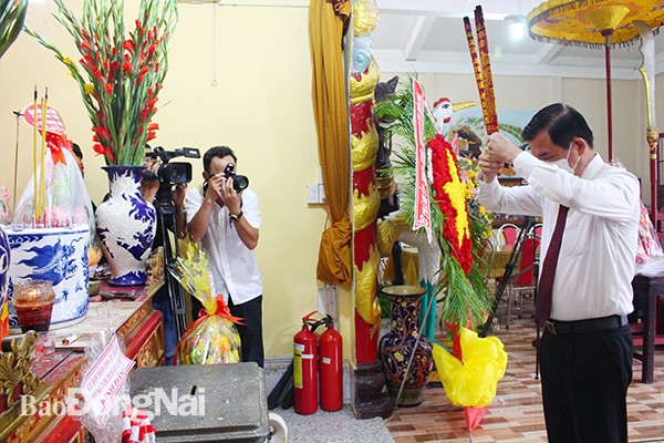 Bí thư Tỉnh ủy Đồng Nai - ông Nguyễn Hồng Lĩnh dâng hương, tri ân Vua Hùng và các bậc tiền nhân. Ảnh: Báo Đồng Nai Bí thư Tỉnh ủy Đồng Nai - ông Nguyễn Hồng Lĩnh dâng hương, tri ân Vua Hùng và các bậc tiền nhân. Ảnh: Báo Đồng Nai