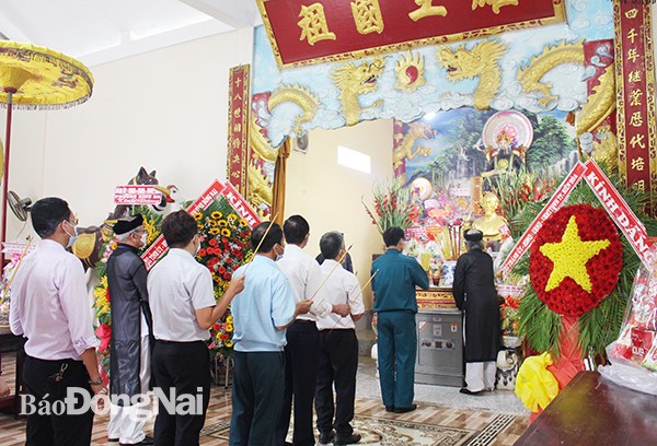 Các tầng lớp nhân dân dâng hương tại Đền thờ Quốc Tổ Hùng Vương. Ảnh: Báo Đồng Nai Các tầng lớp nhân dân dâng hương tại Đền thờ Quốc Tổ Hùng Vương. Ảnh: Báo Đồng Nai
