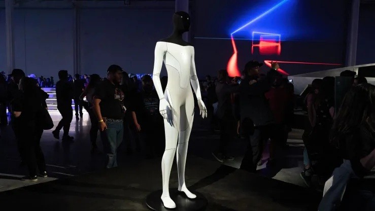 Tesla Bot được trưng bày tại cơ sở sản xuất Tesla Giga Texas trong bữa tiệc khai trương “Cyber Rodeo” vào ngày 7 tháng 4 năm 2022 tại Austin, Texas. Ảnh: AFP Tesla Bot được trưng bày tại cơ sở sản xuất Tesla Giga Texas trong bữa tiệc khai trương “Cyber Rodeo” vào ngày 7 tháng 4 năm 2022 tại Austin, Texas. Ảnh: AFP
