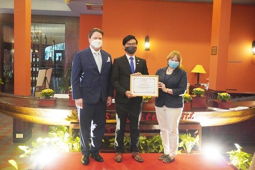 Đại sứ Marc Knapper và Giám đốc USAID tại Việt Nam tôn vinh các nhân viên y tế Việt Nam trên tuyến đầu chống dịch COVID-19. Ảnh: Cổng TTĐT TP Cần Thơ Đại sứ Marc Knapper và Giám đốc USAID tại Việt Nam tôn vinh các nhân viên y tế Việt Nam trên tuyến đầu chống dịch COVID-19. Ảnh: Cổng TTĐT TP Cần Thơ