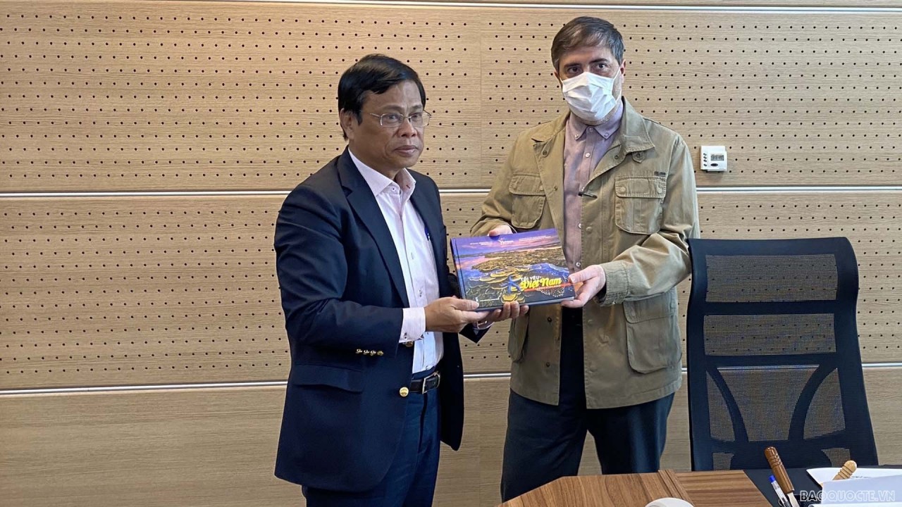 Đại sứ Lương Quốc Huy tặng Giám đốc khu du lịch Tháp Milad sách ảnh quảng bá văn hóa, du lịch Việt Nam. Ảnh: Thế giới và Việt Nam Đại sứ Lương Quốc Huy tặng Giám đốc khu du lịch Tháp Milad sách ảnh quảng bá văn hóa, du lịch Việt Nam. Ảnh: Thế giới và Việt Nam