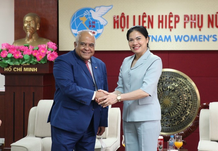 Chủ tịch Hội LHPN Việt Nam Hà Thị Nga tiếp Đại sứ Cuba Orlando Nicolas Hernandez Guillen. Ảnh: Cổng TTĐT Hội LHPN Việt Nam