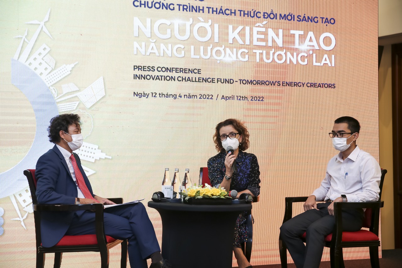 Các đại biểu trao đổi về dự án Các đại biểu trao đổi về dự án