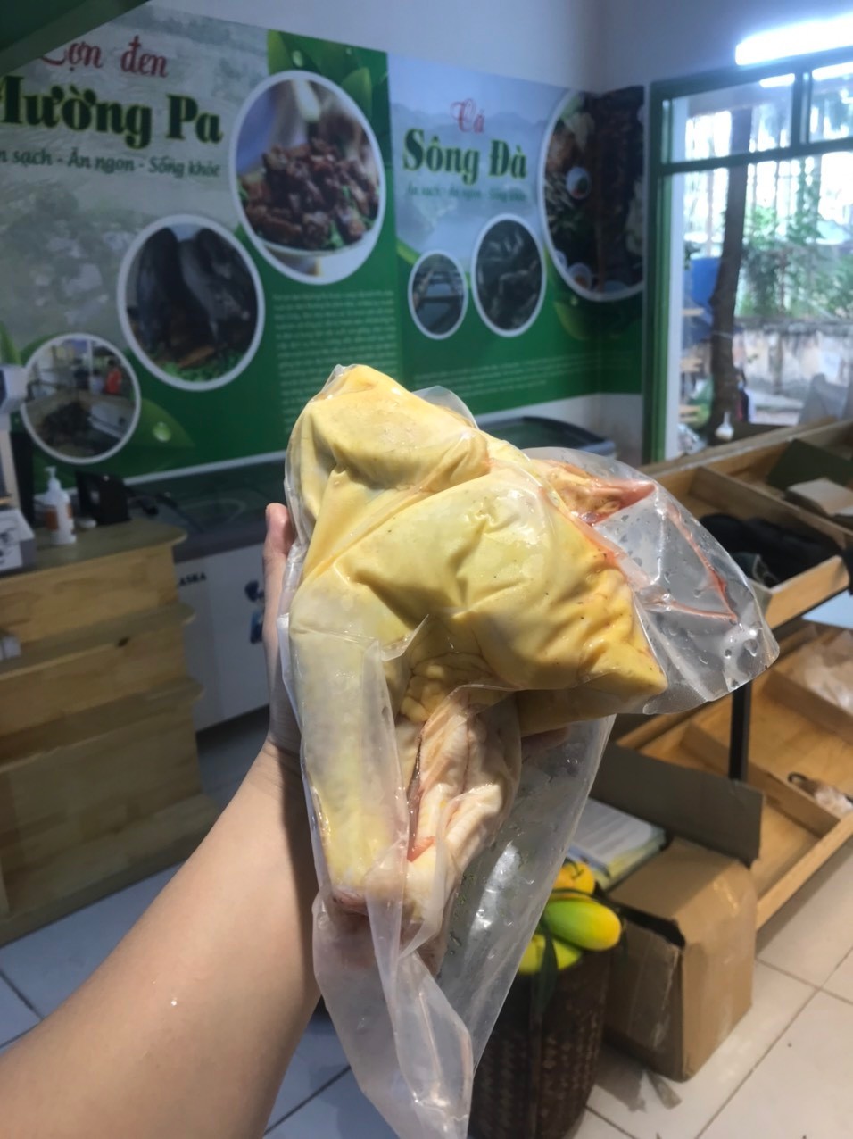 Lợn đen Mường Pa, cá trắm sông Đà xuống phố Hà Nội Lợn đen Mường Pa, cá trắm sông Đà xuống phố Hà Nội