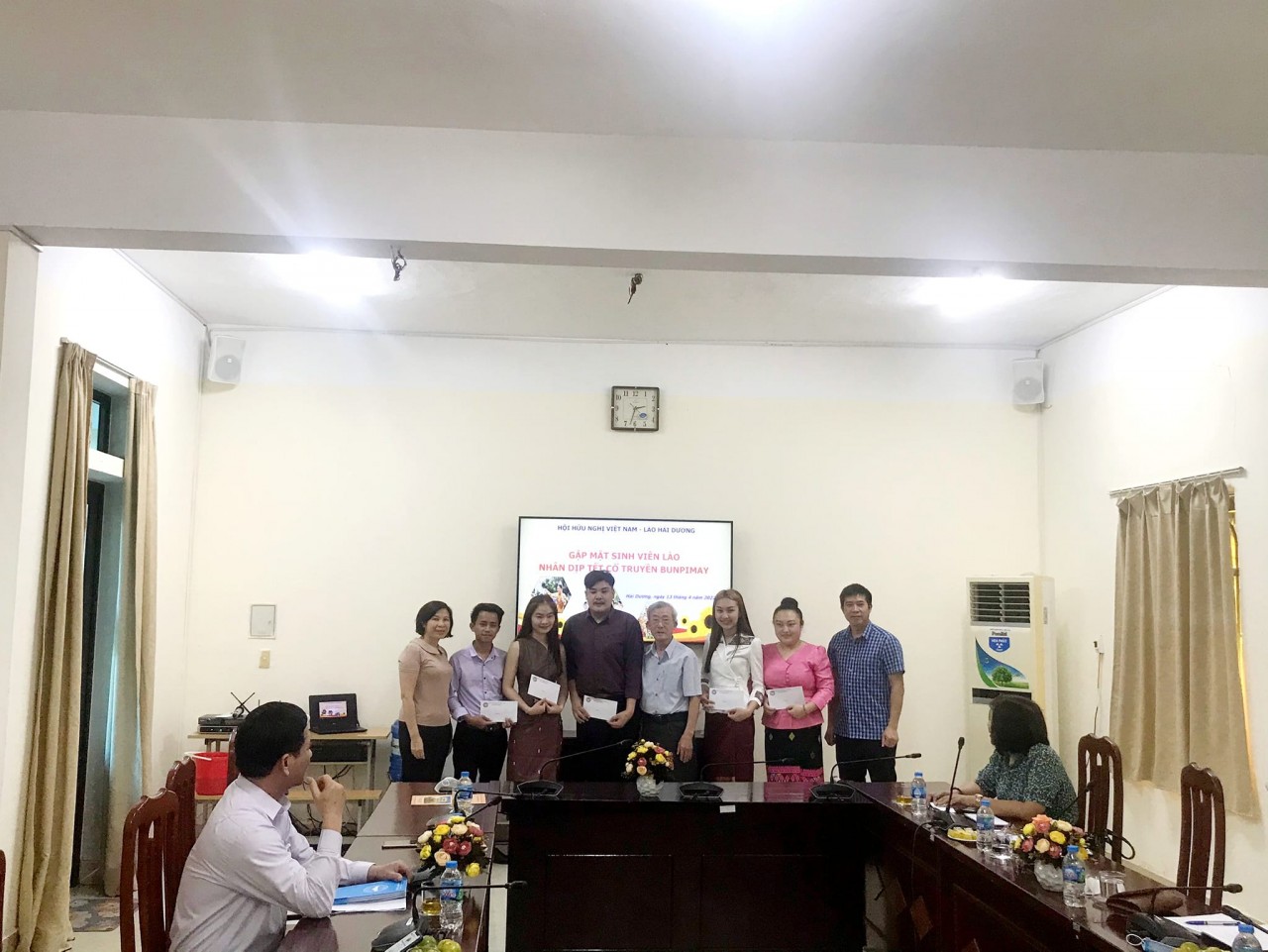 Đại học Hải Dương tặng quà, chúc Tết sinh viên Lào Đại học Hải Dương tặng quà, chúc Tết sinh viên Lào