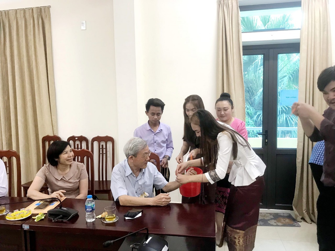 Đại học Hải Dương tặng quà, chúc Tết sinh viên Lào Đại học Hải Dương tặng quà, chúc Tết sinh viên Lào