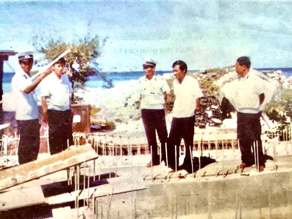 Người đưa đất ra Trường Sa trồng rau xanh Người đưa đất ra Trường Sa trồng rau xanh