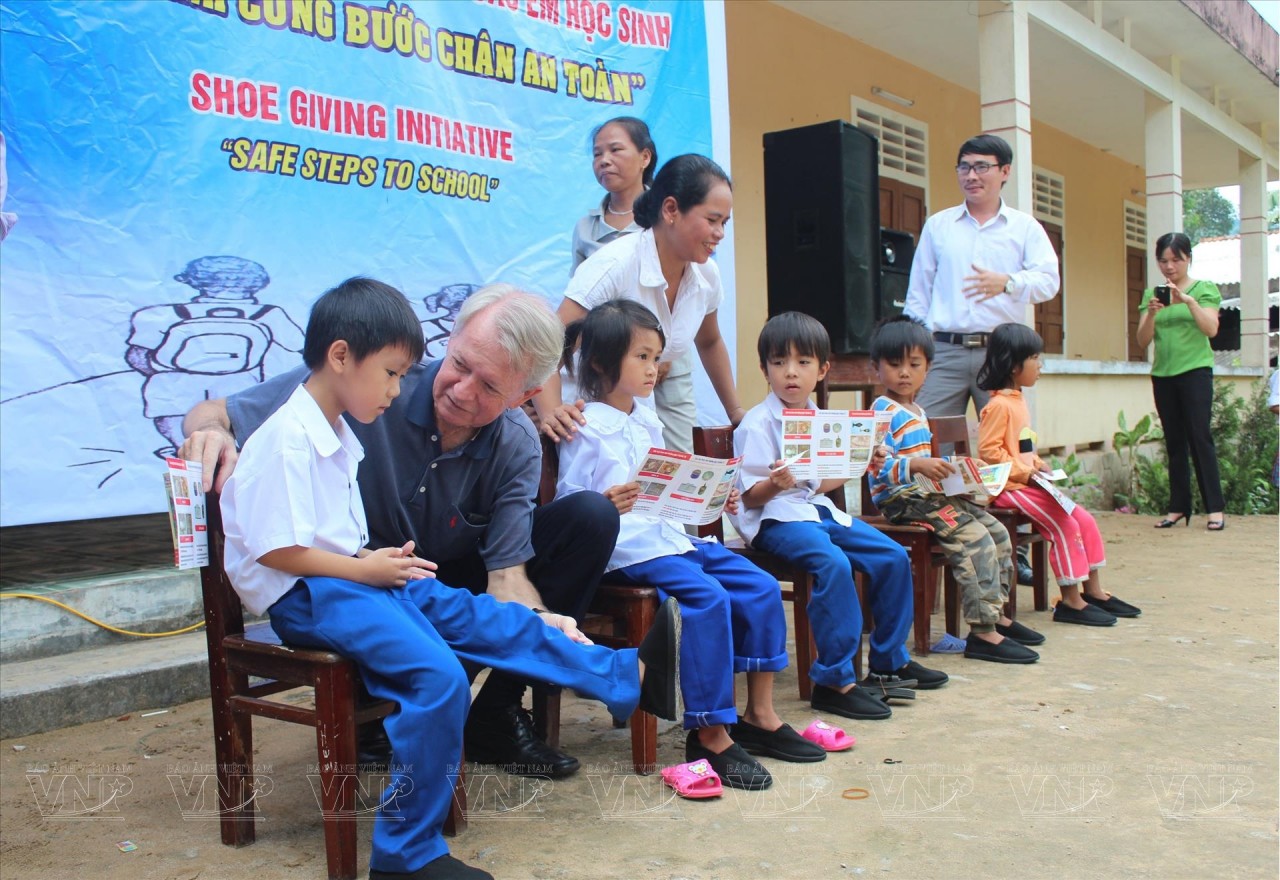 Chuck Searcy - Người hàn gắn di chứng bom mìn thời hậu chiến Chuck Searcy - Người hàn gắn di chứng bom mìn thời hậu chiến
