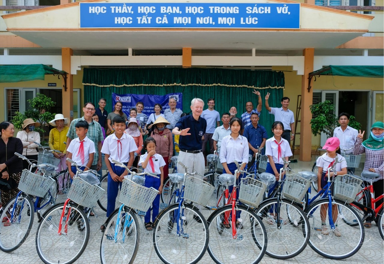 Chuck Searcy - Người hàn gắn di chứng bom mìn thời hậu chiến Chuck Searcy - Người hàn gắn di chứng bom mìn thời hậu chiến
