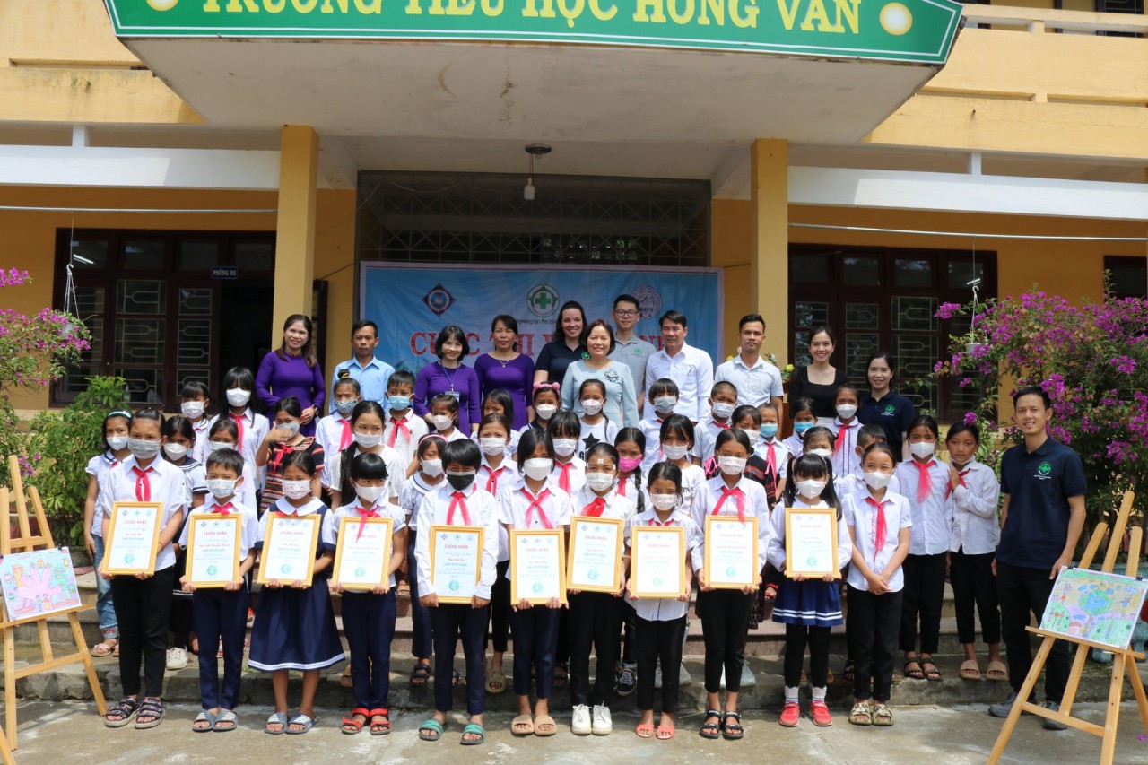 Đại diện NPA Việt Nam chụp ảnh lưu niệm cùng HueFO, các thầy cô giáo và các em học sinh trường tiểu học Hồng Vân tham gia cuộc thi vẽ tranh. Ảnh: NPA Việt Nam Đại diện NPA Việt Nam chụp ảnh lưu niệm cùng HueFO, các thầy cô giáo và các em học sinh trường tiểu học Hồng Vân tham gia cuộc thi vẽ tranh. Ảnh: NPA Việt Nam
