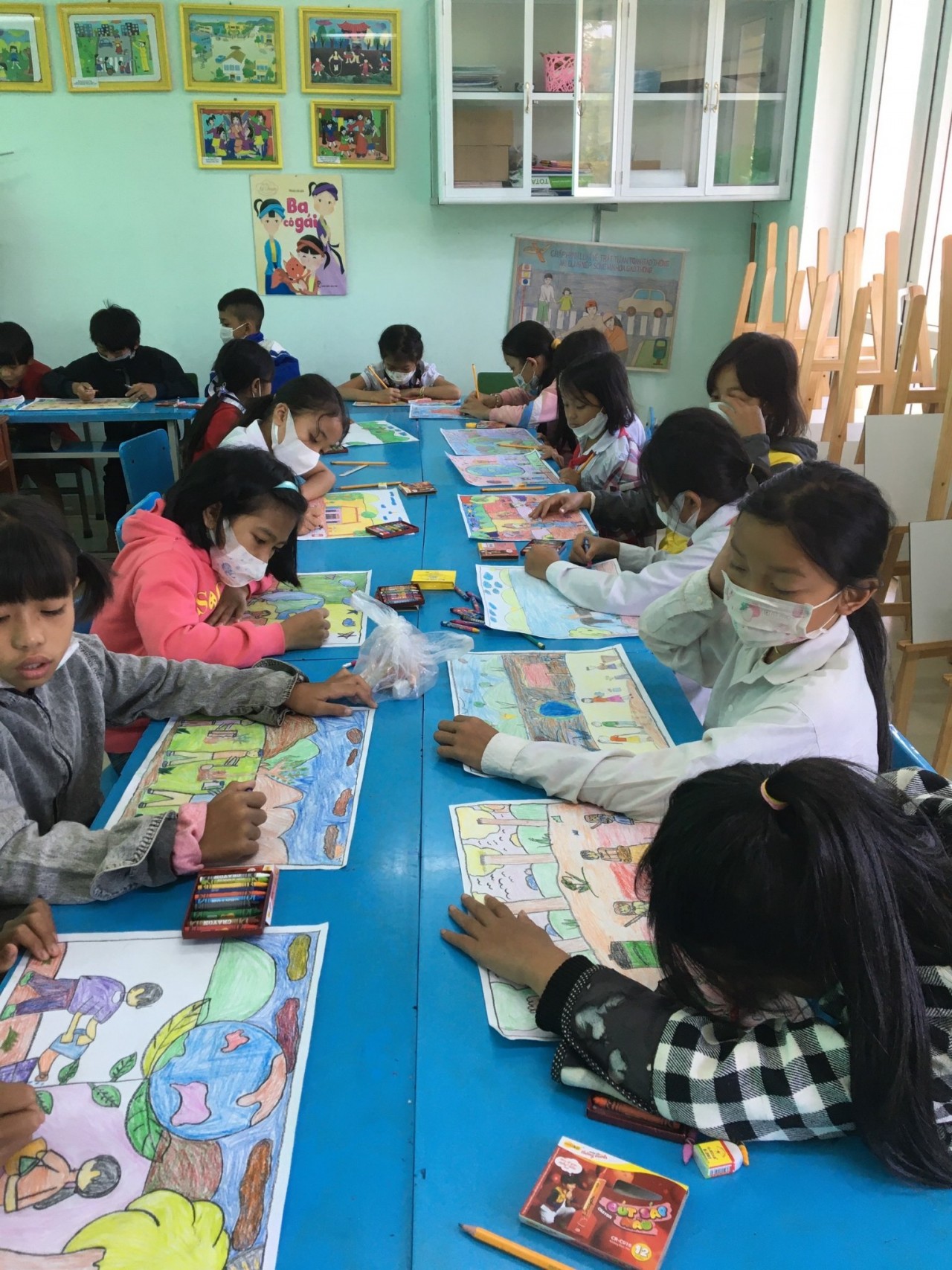 Học sinh trường tiểu học Hồng Vân tham gia vẽ tranh theo hai chủ đề: Bảo vệ môi trường và phòng chống nguy cơ bom mìn, vật nổ. Ảnh: NPA Việt Nam Học sinh trường tiểu học Hồng Vân tham gia vẽ tranh theo hai chủ đề: Bảo vệ môi trường và phòng chống nguy cơ bom mìn, vật nổ. Ảnh: NPA Việt Nam