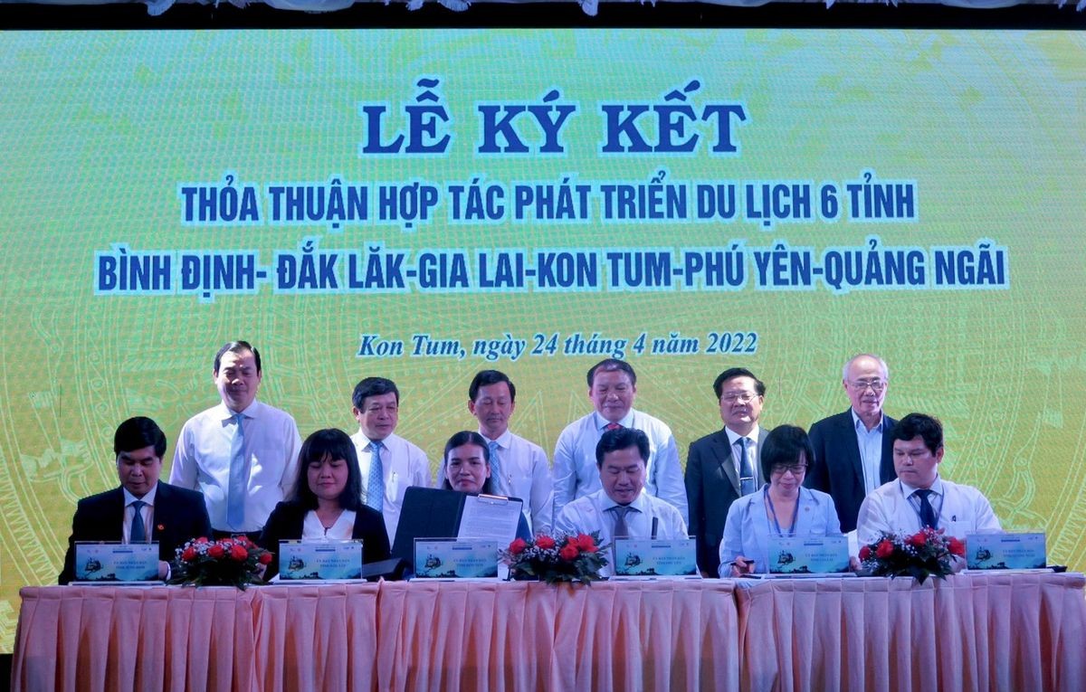 Lễ ký kết Thỏa thuận hợp tác phát triển du lịch 6 tỉnh. Ảnh: Tổng cục Du lịch