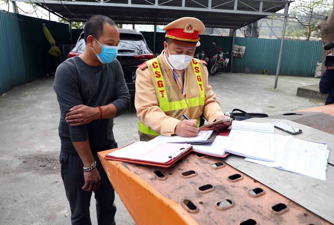 người vi phạm giao thông sẽ không còn phải đi hàng trăm cây số để nộp tiền phạt nguội tại địa bàn vi phạm. người vi phạm giao thông sẽ không còn phải đi hàng trăm cây số để nộp tiền phạt nguội tại địa bàn vi phạm.