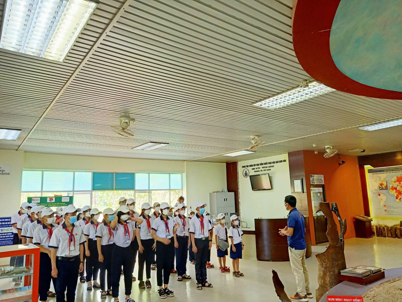 học sinh Trường TH&THCS Hải Lâm tham quan Trung tâm hành động khắc phục hậu quả bom mìn học sinh Trường TH&THCS Hải Lâm tham quan Trung tâm hành động khắc phục hậu quả bom mìn