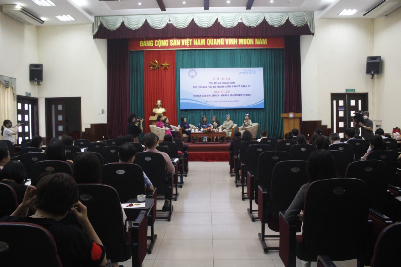 Quang cảnh buổi đối thoại. Ảnh: Trần Hạnh