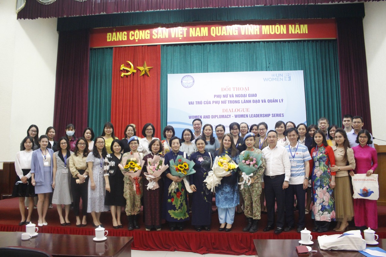 Lãnh đạo VUFO tặng hoa và chụp ảnh kỷ niệm cùng các khách mời. Ảnh: Trần Hạnh