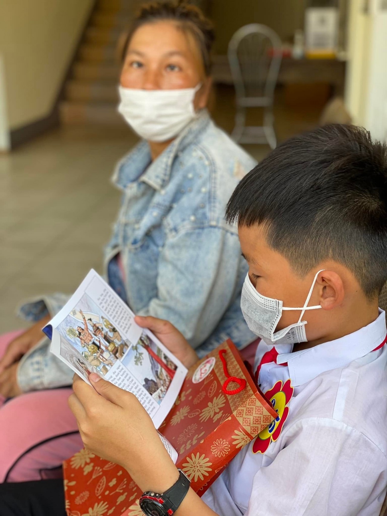 Ngoài học bổng vượt khó, Zhi-Shan còn trao tặng mỗi em một phần quà là những đầu sách bổ ích,