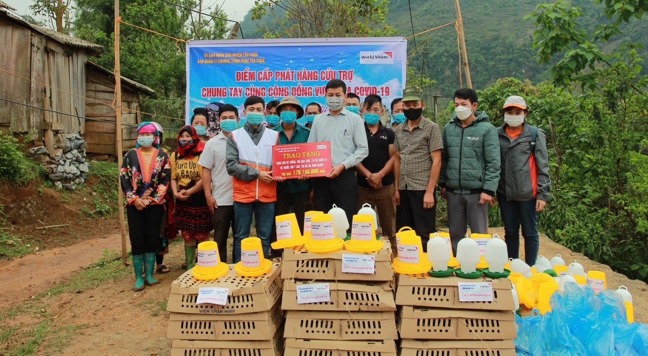 World Vision Việt Nam vừa phối hợp với Trung tâm Dịch vụ Nông nghiệp huyện Tủa Chùa trao gói hỗ trợ sinh kế cho các hộ gia đình World Vision Việt Nam vừa phối hợp với Trung tâm Dịch vụ Nông nghiệp huyện Tủa Chùa trao gói hỗ trợ sinh kế cho các hộ gia đình