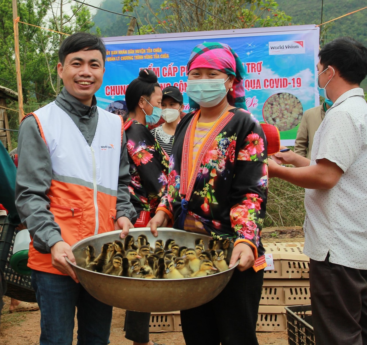 các hộ gia đình hưởng lợi được hướng dẫn về kỹ thuật nuôi úm và giữ ấm cho vịt. các hộ gia đình hưởng lợi được hướng dẫn về kỹ thuật nuôi úm và giữ ấm cho vịt.