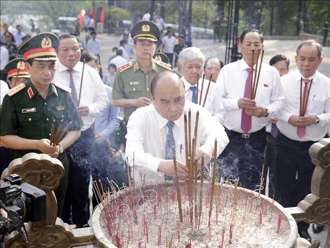 Chủ tịch nước Nguyễn Xuân Phúc dâng hương viếng các Anh hùng Liệt sĩ tại Nghĩa trang Liệt sĩ quốc gia Trường Sơn. Chủ tịch nước Nguyễn Xuân Phúc dâng hương viếng các Anh hùng Liệt sĩ tại Nghĩa trang Liệt sĩ quốc gia Trường Sơn.