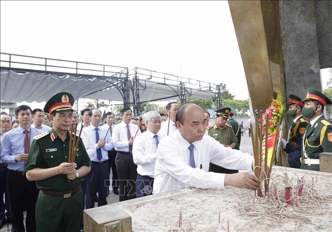 Chủ tịch nước Nguyễn Xuân Phúc dâng hương, hoa viếng các anh hùng liệt sĩ tại Nghĩa trang Liệt sĩ quốc gia Đường 9. Chủ tịch nước Nguyễn Xuân Phúc dâng hương, hoa viếng các anh hùng liệt sĩ tại Nghĩa trang Liệt sĩ quốc gia Đường 9.