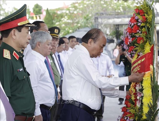 Chủ tịch nước Nguyễn Xuân Phúc dâng hương, hoa viếng các Anh hùng Liệt sĩ tại Nghĩa trang Liệt sĩ quốc gia Đường 9. Chủ tịch nước Nguyễn Xuân Phúc dâng hương, hoa viếng các Anh hùng Liệt sĩ tại Nghĩa trang Liệt sĩ quốc gia Đường 9.