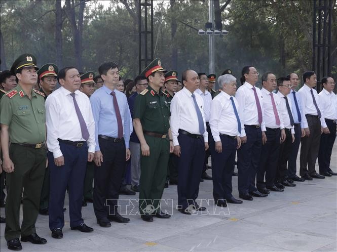 Chủ tịch nước Nguyễn Xuân Phúc dâng hương, hoa viếng các Anh hùng Liệt sĩ tại Nghĩa trang Liệt sĩ quốc gia Trường Sơn. Chủ tịch nước Nguyễn Xuân Phúc dâng hương, hoa viếng các Anh hùng Liệt sĩ tại Nghĩa trang Liệt sĩ quốc gia Trường Sơn.