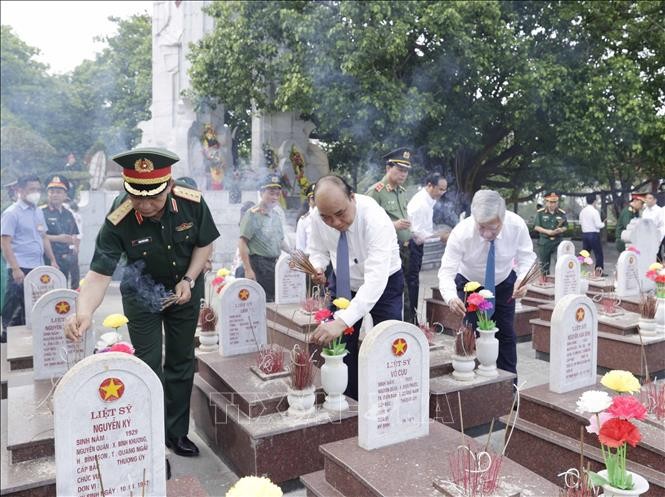 Chủ tịch nước Nguyễn Xuân Phúc thắp hương viếng mộ các liệt sĩ tại Nghĩa trang Liệt sĩ quốc gia Trường Sơn. Chủ tịch nước Nguyễn Xuân Phúc thắp hương viếng mộ các liệt sĩ tại Nghĩa trang Liệt sĩ quốc gia Trường Sơn.