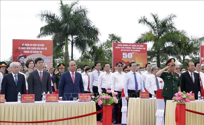 Chủ tịch nước Nguyễn Xuân Phúc thực hiện nghi thức chào cờ tại Lễ thượng cờ “Thống nhất non sông” tại Di tích Quốc gia đặc biệt “Đôi bờ Hiền Lương - Bến Hải”. Ảnh: Thống Nhất/TTXVN Chủ tịch nước Nguyễn Xuân Phúc thực hiện nghi thức chào cờ tại Lễ thượng cờ “Thống nhất non sông” tại Di tích Quốc gia đặc biệt “Đôi bờ Hiền Lương - Bến Hải”. Ảnh: Thống Nhất/TTXVN