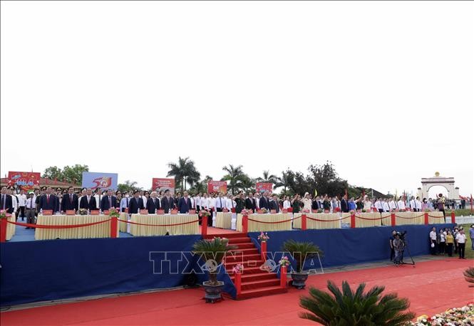 Chủ tịch nước Nguyễn Xuân Phúc và các đại biểu mặc niệm tưởng nhớ các anh hùng liệt sỹ, đồng bào đồng chí và chiến sỹ đã hy sinh. Ảnh: Thống Nhất/TTXVN Chủ tịch nước Nguyễn Xuân Phúc và các đại biểu mặc niệm tưởng nhớ các anh hùng liệt sỹ, đồng bào đồng chí và chiến sỹ đã hy sinh. Ảnh: Thống Nhất/TTXVN