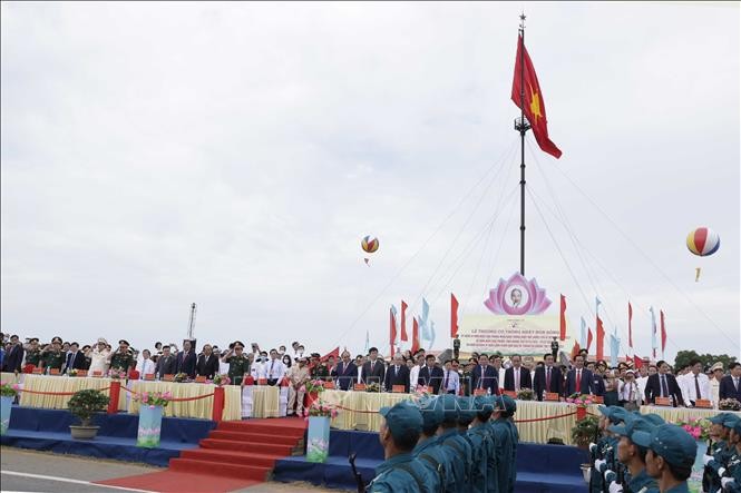 Chủ tịch nước Nguyễn Xuân Phúc dự Lễ thượng cờ Thống nhất non sông tại Di tích Đôi bờ Hiền Lương-Bến Hải Chủ tịch nước Nguyễn Xuân Phúc dự Lễ thượng cờ Thống nhất non sông tại Di tích Đôi bờ Hiền Lương-Bến Hải