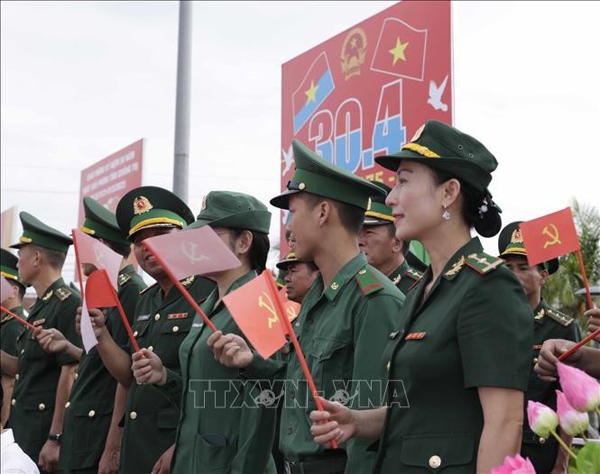 Chủ tịch nước Nguyễn Xuân Phúc dự Lễ thượng cờ Thống nhất non sông tại Di tích Đôi bờ Hiền Lương-Bến Hải Chủ tịch nước Nguyễn Xuân Phúc dự Lễ thượng cờ Thống nhất non sông tại Di tích Đôi bờ Hiền Lương-Bến Hải