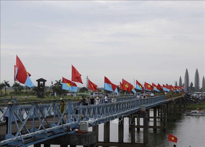 Chủ tịch nước Nguyễn Xuân Phúc dự Lễ thượng cờ Thống nhất non sông tại Di tích Đôi bờ Hiền Lương-Bến Hải Chủ tịch nước Nguyễn Xuân Phúc dự Lễ thượng cờ Thống nhất non sông tại Di tích Đôi bờ Hiền Lương-Bến Hải