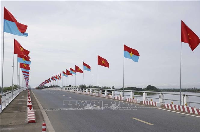 Chủ tịch nước Nguyễn Xuân Phúc dự Lễ thượng cờ Thống nhất non sông tại Di tích Đôi bờ Hiền Lương-Bến Hải Chủ tịch nước Nguyễn Xuân Phúc dự Lễ thượng cờ Thống nhất non sông tại Di tích Đôi bờ Hiền Lương-Bến Hải