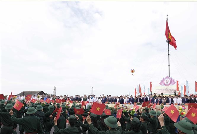 Chủ tịch nước Nguyễn Xuân Phúc dự Lễ thượng cờ Thống nhất non sông tại Di tích Đôi bờ Hiền Lương-Bến Hải Chủ tịch nước Nguyễn Xuân Phúc dự Lễ thượng cờ Thống nhất non sông tại Di tích Đôi bờ Hiền Lương-Bến Hải