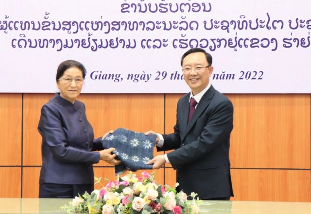 Thào Hồng Sơn, Phó Bí thư Thường trực Tỉnh ủy, Chủ tịch HĐND tỉnh tặng quà cho bà Pany Ya thotu, Phó Chủ tịch CHDCND Lào. Thào Hồng Sơn, Phó Bí thư Thường trực Tỉnh ủy, Chủ tịch HĐND tỉnh tặng quà cho bà Pany Ya thotu, Phó Chủ tịch CHDCND Lào.