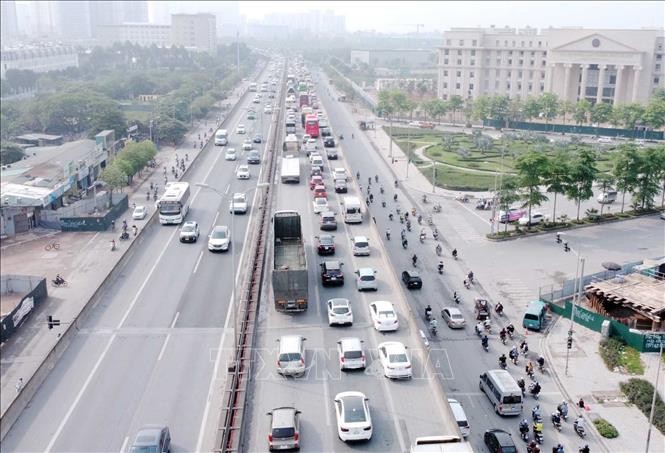 Đường Vành đai 3 trên cao hướng ra khỏi trung tâm thành phố diễn ra cảnh ùn tắc kéo dài. Ảnh: TTXVN Đường Vành đai 3 trên cao hướng ra khỏi trung tâm thành phố diễn ra cảnh ùn tắc kéo dài. Ảnh: TTXVN