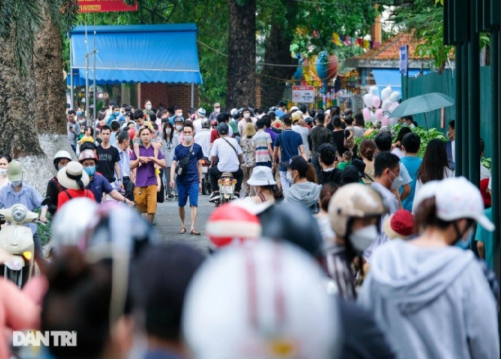 Ngày 30/4, các điểm tham quan tại Hà Nội như: Lăng Chủ tịch Hồ Chí Minh, Hoàng thành Thăng Long, Văn Miếu - Quốc Tử Giám hay những điểm vui chơi giải trí như: Không gian đi bộ khu vực hồ Hoàn Kiếm, Công viên Thủ Lệ, Công viên Thiên đường Bảo Sơn... đón lượng khách tăng đột biến. Trong ảnh, ngay từ sáng sớm hàng nghìn người đã đổ lên Công viên Thủ Lệ. Ảnh: Dân trí Ngày 30/4, các điểm tham quan tại Hà Nội như: Lăng Chủ tịch Hồ Chí Minh, Hoàng thành Thăng Long, Văn Miếu - Quốc Tử Giám hay những điểm vui chơi giải trí như: Không gian đi bộ khu vực hồ Hoàn Kiếm, Công viên Thủ Lệ, Công viên Thiên đường Bảo Sơn... đón lượng khách tăng đột biến. Trong ảnh, ngay từ sáng sớm hàng nghìn người đã đổ lên Công viên Thủ Lệ. Ảnh: Dân trí