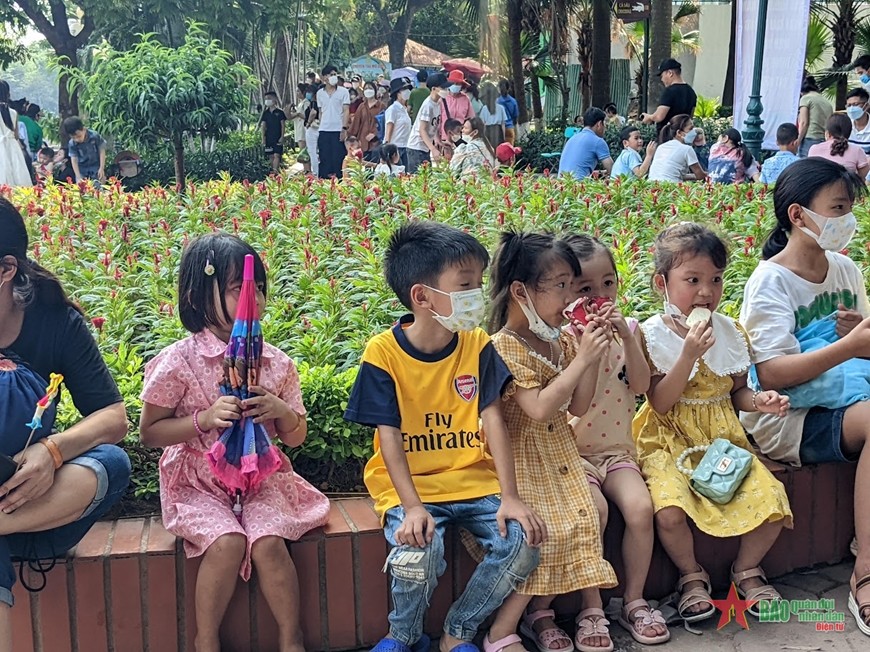 Thời tiết nóng nực khiến nhiều bé có biểu hiện mệt mỏi. Ảnh: QĐND Thời tiết nóng nực khiến nhiều bé có biểu hiện mệt mỏi. Ảnh: QĐND
