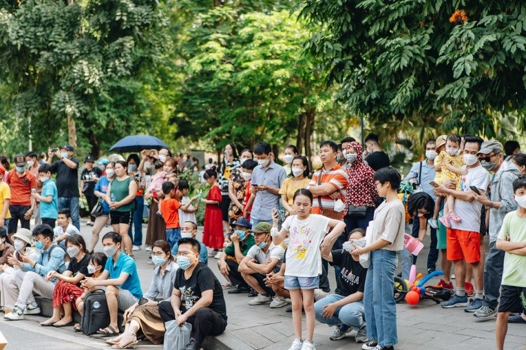Ban quản lý hồ Hoàn Kiếm và phố cổ Hà Nội, ước tính, lượng khách đến tham quan, trải nghiệm không gian đi bộ hồ Hoàn Kiếm hôm nay đạt khoảng 5 - 6 vạn lượt người, tăng khoảng 50% so với thời điểm bắt đầu đưa không gian này hoạt động trở lại và tăng từ 2,5 - 3 lần so với thời điểm trước khi dịch COVID-19 xuất hiện. C Ban quản lý hồ Hoàn Kiếm và phố cổ Hà Nội, ước tính, lượng khách đến tham quan, trải nghiệm không gian đi bộ hồ Hoàn Kiếm hôm nay đạt khoảng 5 - 6 vạn lượt người, tăng khoảng 50% so với thời điểm bắt đầu đưa không gian này hoạt động trở lại và tăng từ 2,5 - 3 lần so với thời điểm trước khi dịch COVID-19 xuất hiện. C