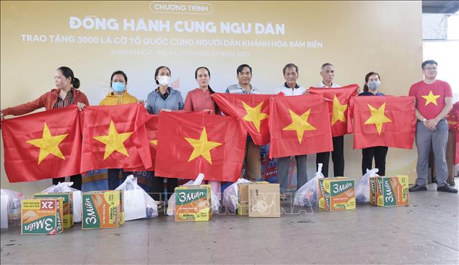 Trao tặng 3.000 lá cờ Tổ quốc cho ngư dân bám biển Trường Sa Chú thích ảnh