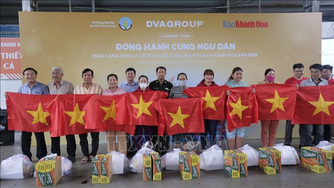 Trao tặng 3.000 lá cờ Tổ quốc cho ngư dân bám biển Trường Sa Chú thích ảnh