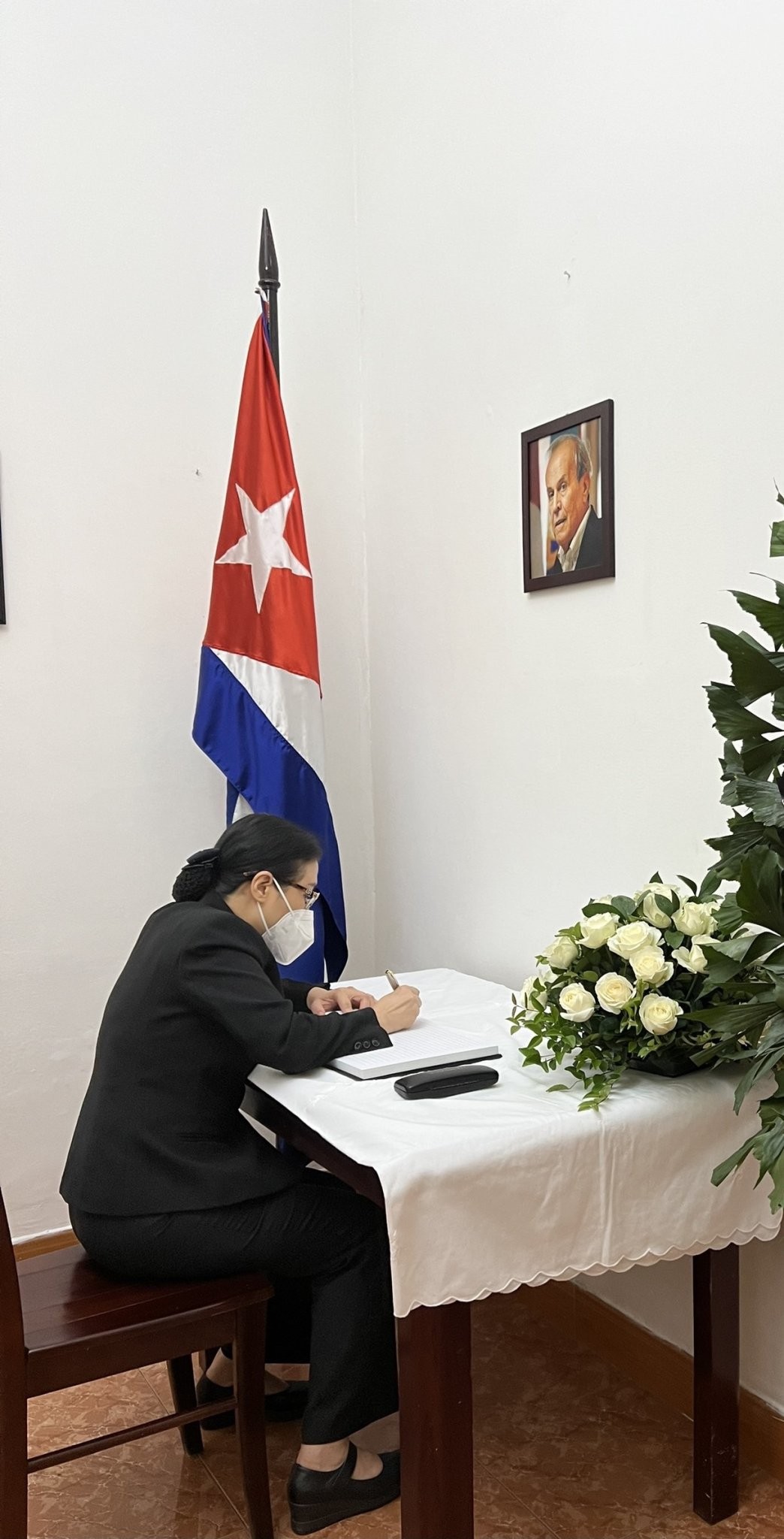Chủ tịch Liên hiệp các tổ chức hữu nghị Việt Nam ghi sổ tang tại Đại sứ quán Cuba