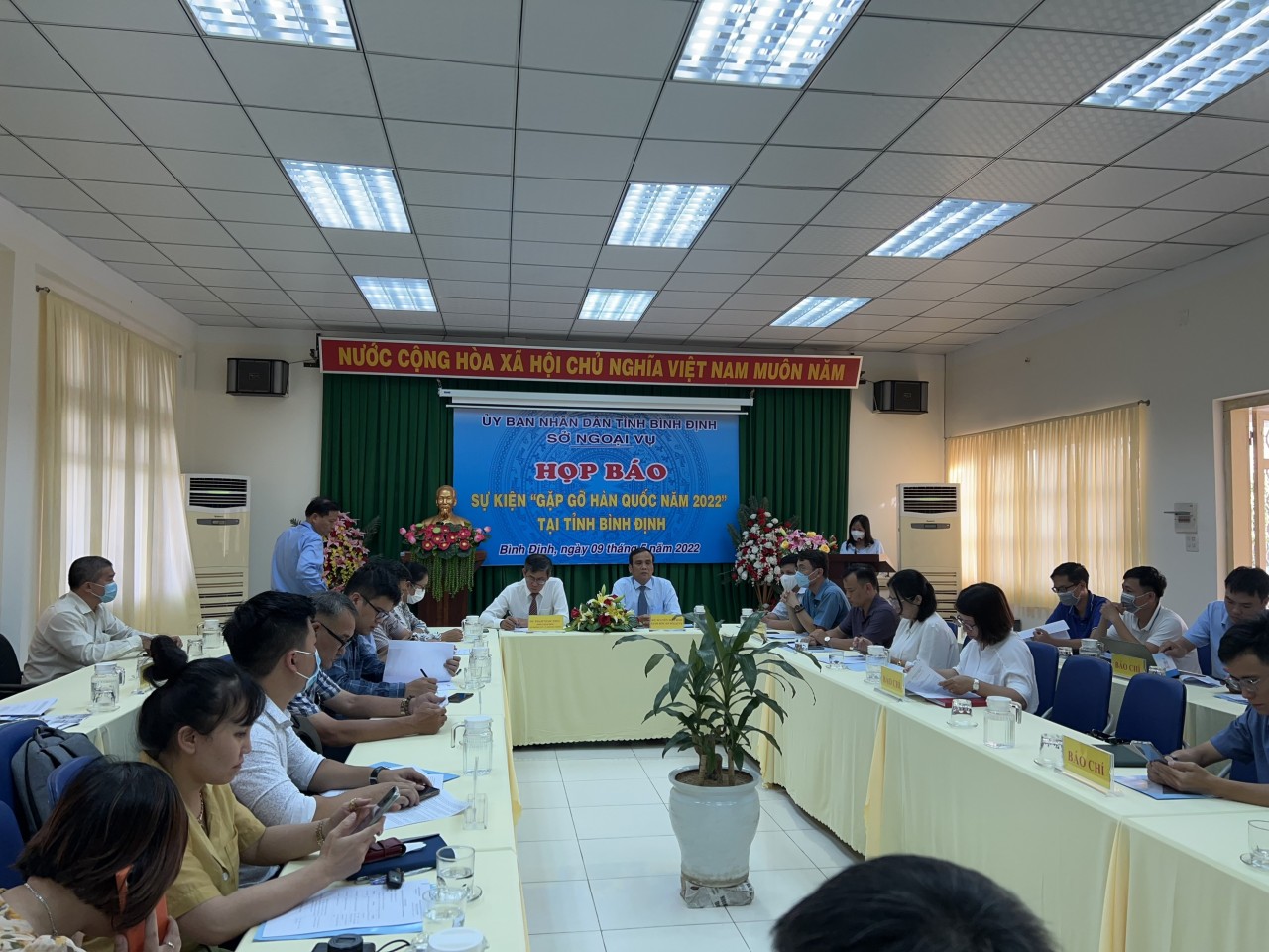 Quang cảnh buổi họp báo hông tin về công tác tổ chức sự kiện Cơ hội thúc đẩy hợp tác, đầu tư giữa các tỉnh miền Trung - Tây Nguyên và Hàn Quốc