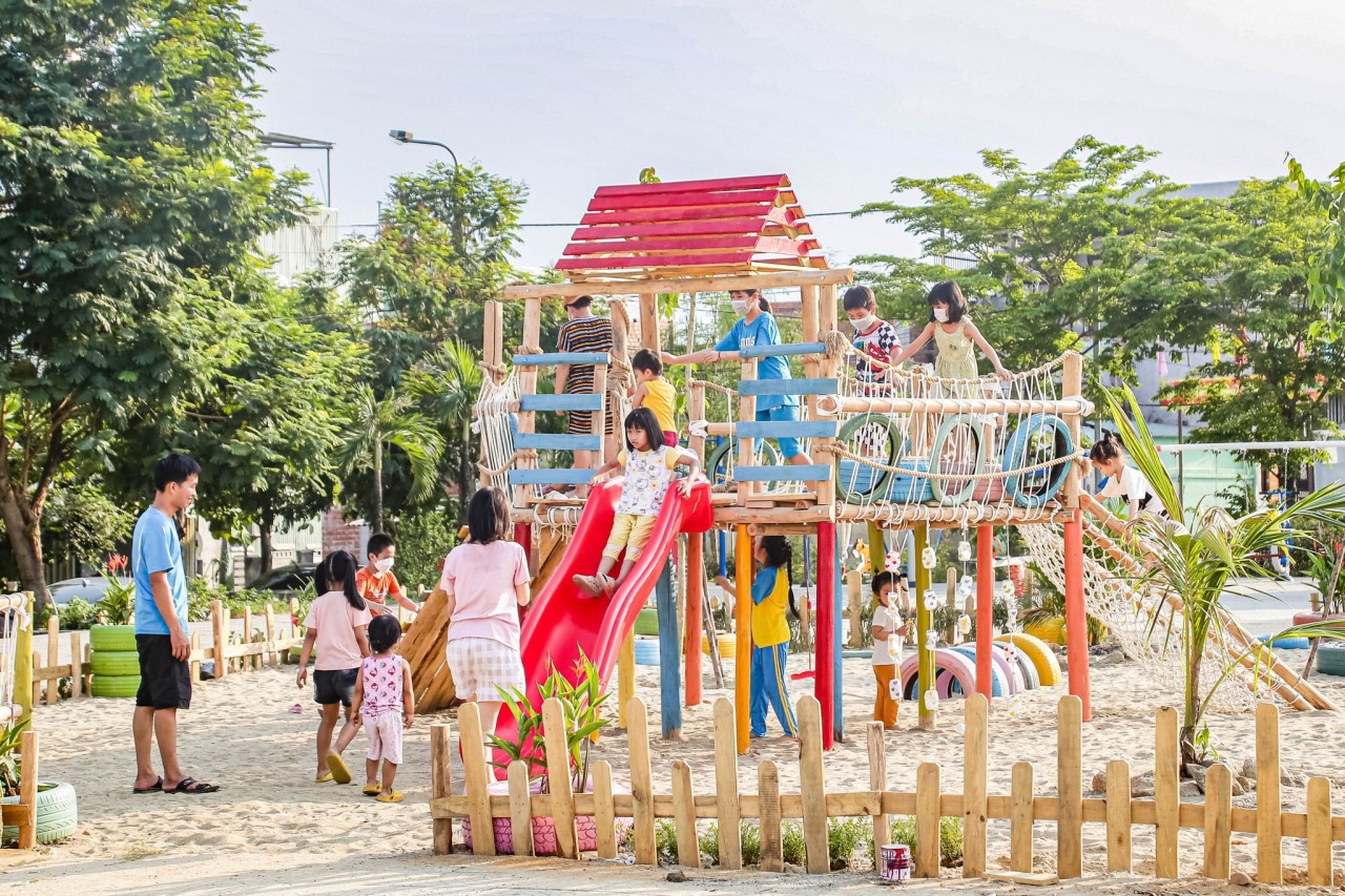 Trẻ em đang vui chơi tại một sân chơi mới do UNICEF hỗ trợ cải tạo ở thành phố Đà Nẵng, Trẻ em đang vui chơi tại một sân chơi mới do UNICEF hỗ trợ cải tạo ở thành phố Đà Nẵng,