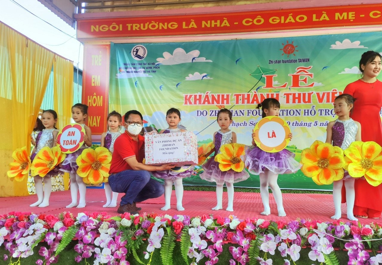 Hình ảnh tại lễ khánh thành thư viện của bé. Ảnh: Zhi-Shan Hình ảnh tại lễ khánh thành thư viện của bé. Ảnh: Zhi-Shan